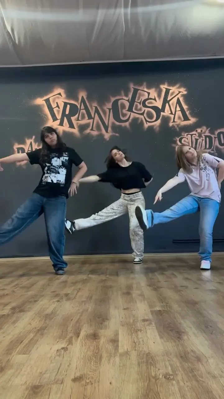 Grupa de K-Pop în sală